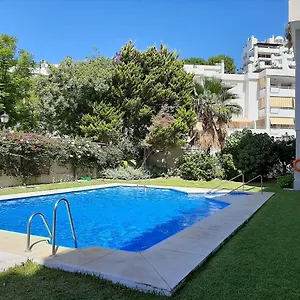 Lola Y Manuela En Primera Línea Playa Carihuela Con Excelente Terraza-jardin De 80 M2 Frente Al Mar Con Aparcamiento Privado Ideal Descansar Oyendo Olas Del Mar , Torremolinos España